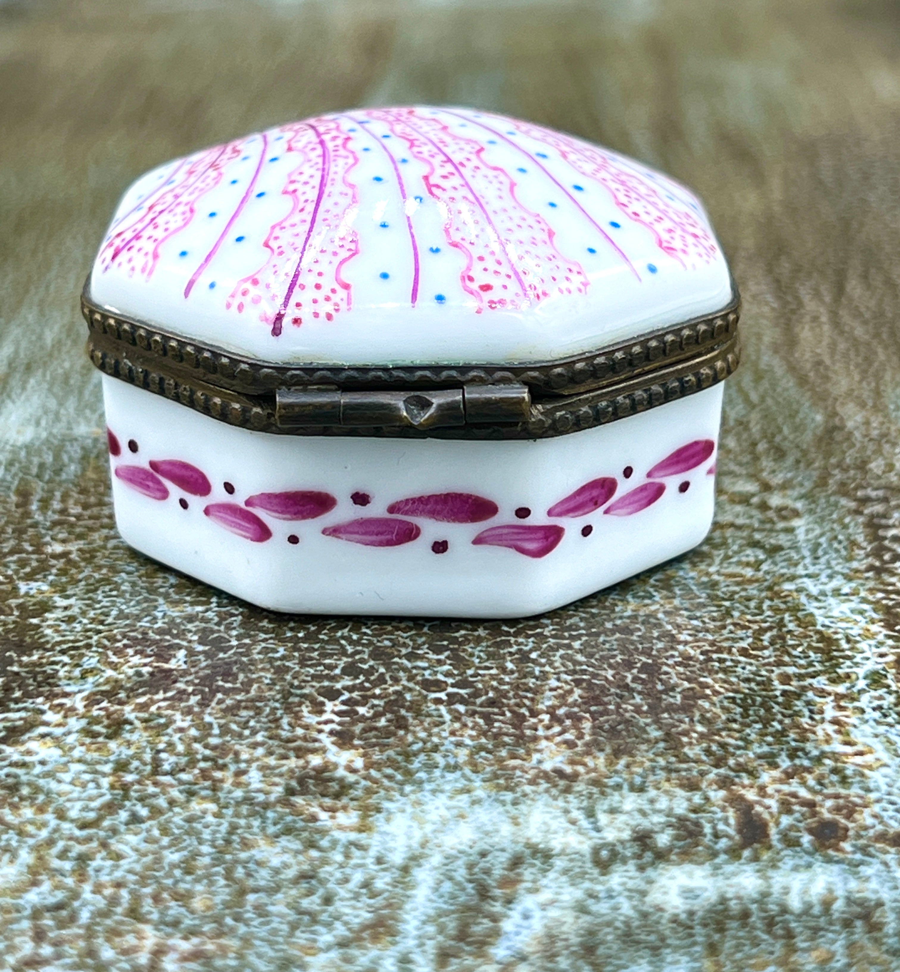 A Limoges "Peint Main" Porcelain Mini Keepsake Box