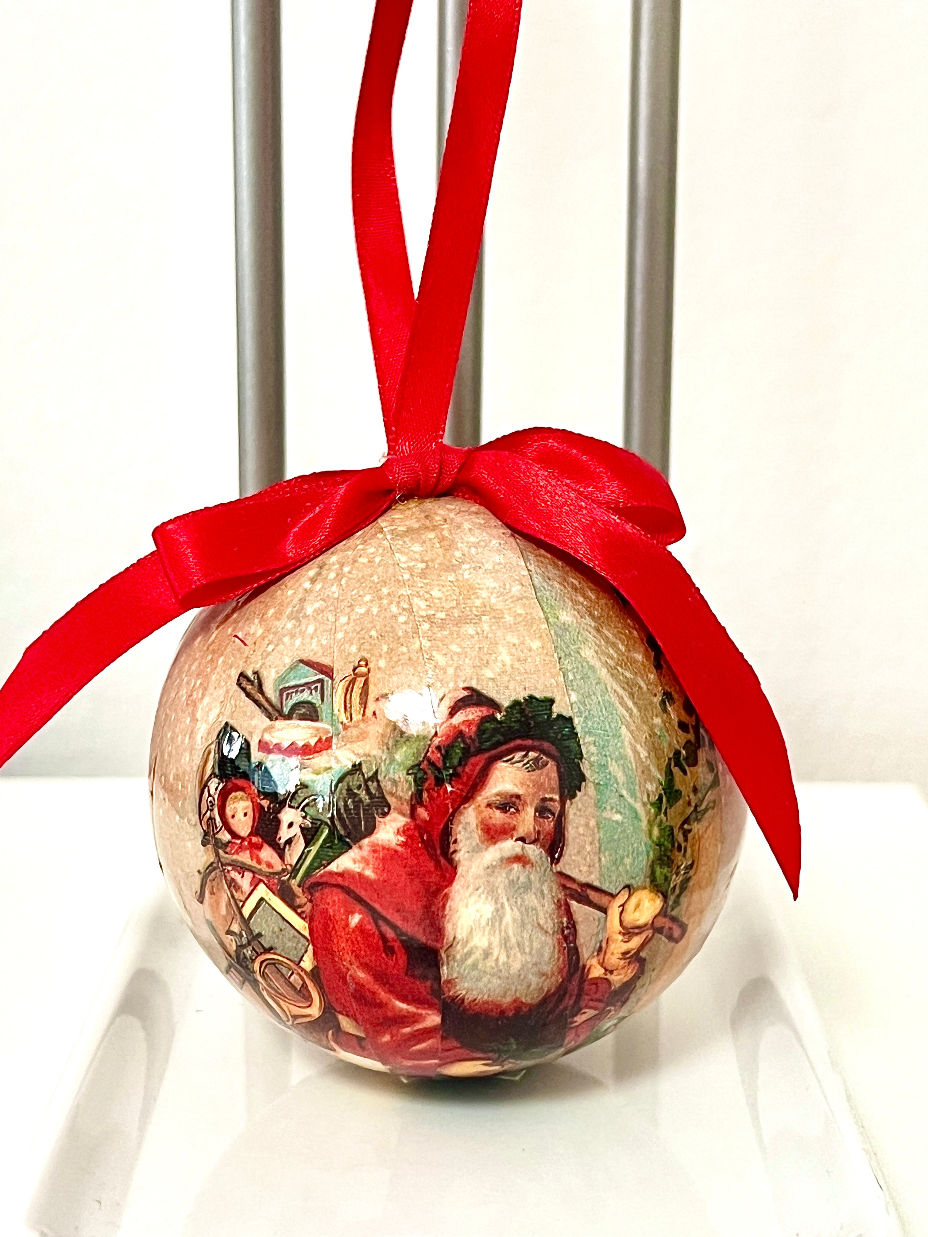 Vintage Bauble Ball Santa Claus / Merry Christmas Ornament (Beige)