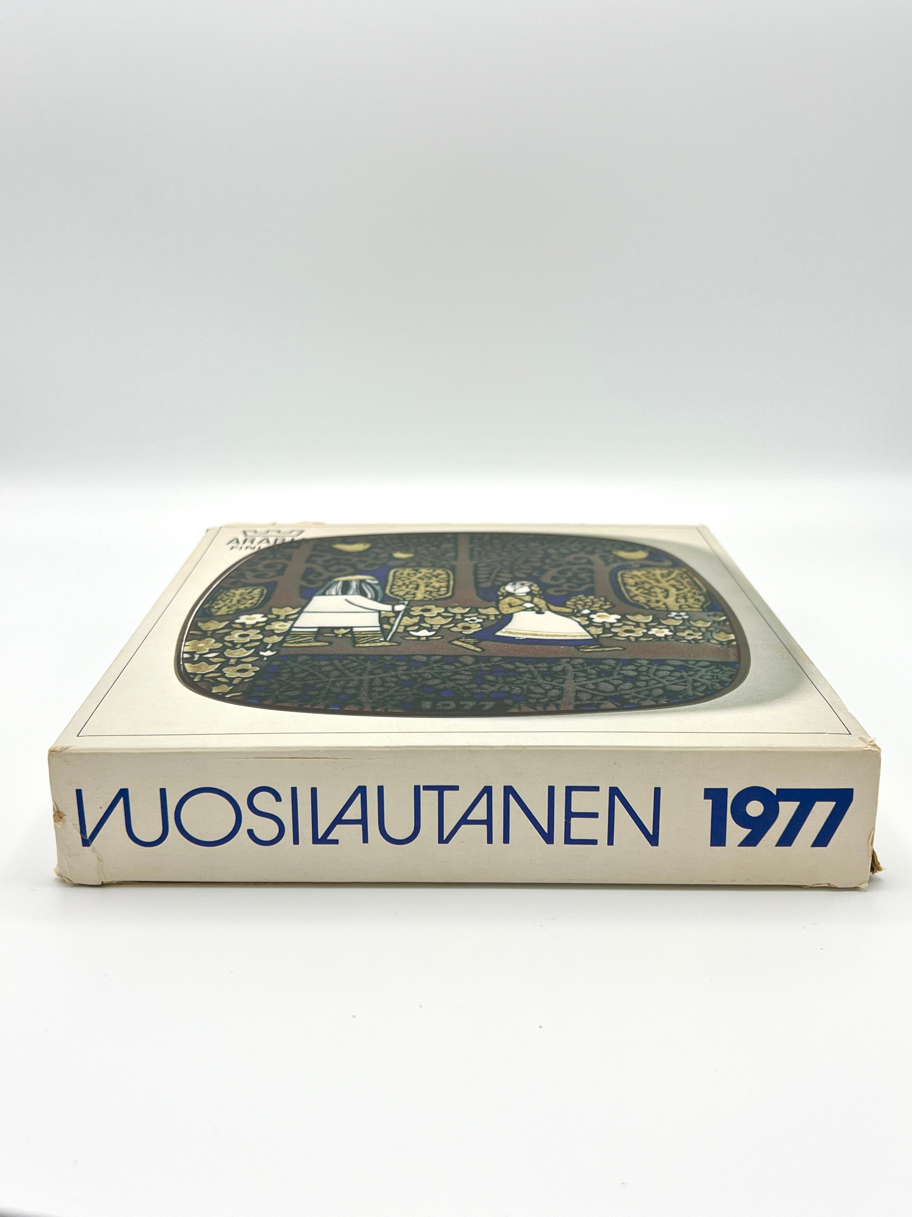 1977 Arabia's Annual Collectible Plate Artist Raija Uosikkinen