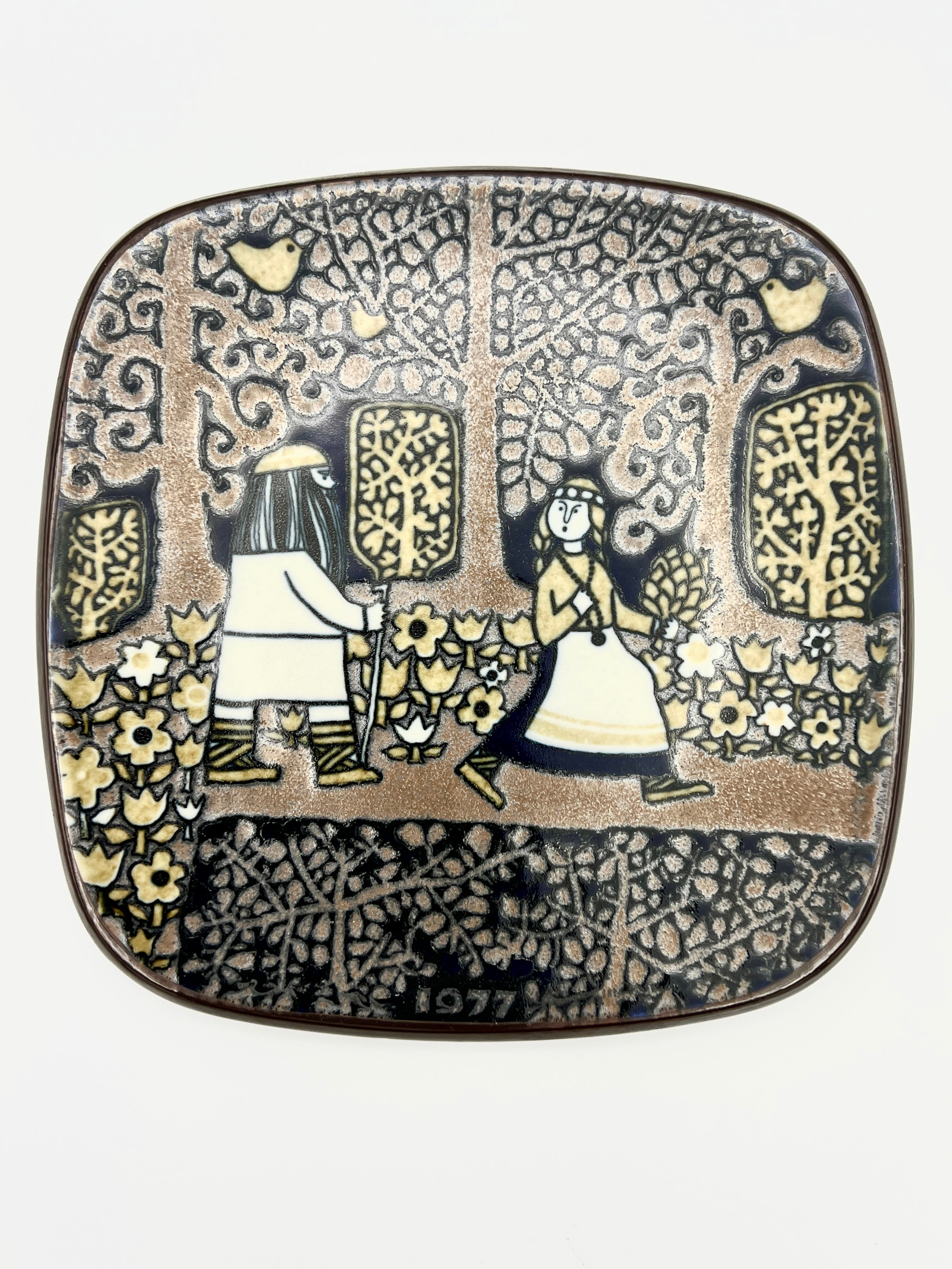 1977 Arabia's Annual Collectible Plate Artist Raija Uosikkinen