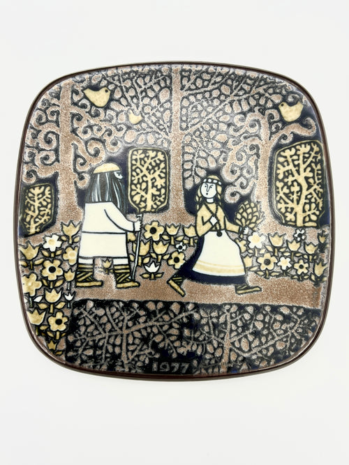 1977 Arabia's Annual Collectible Plate Artist Raija Uosikkinen