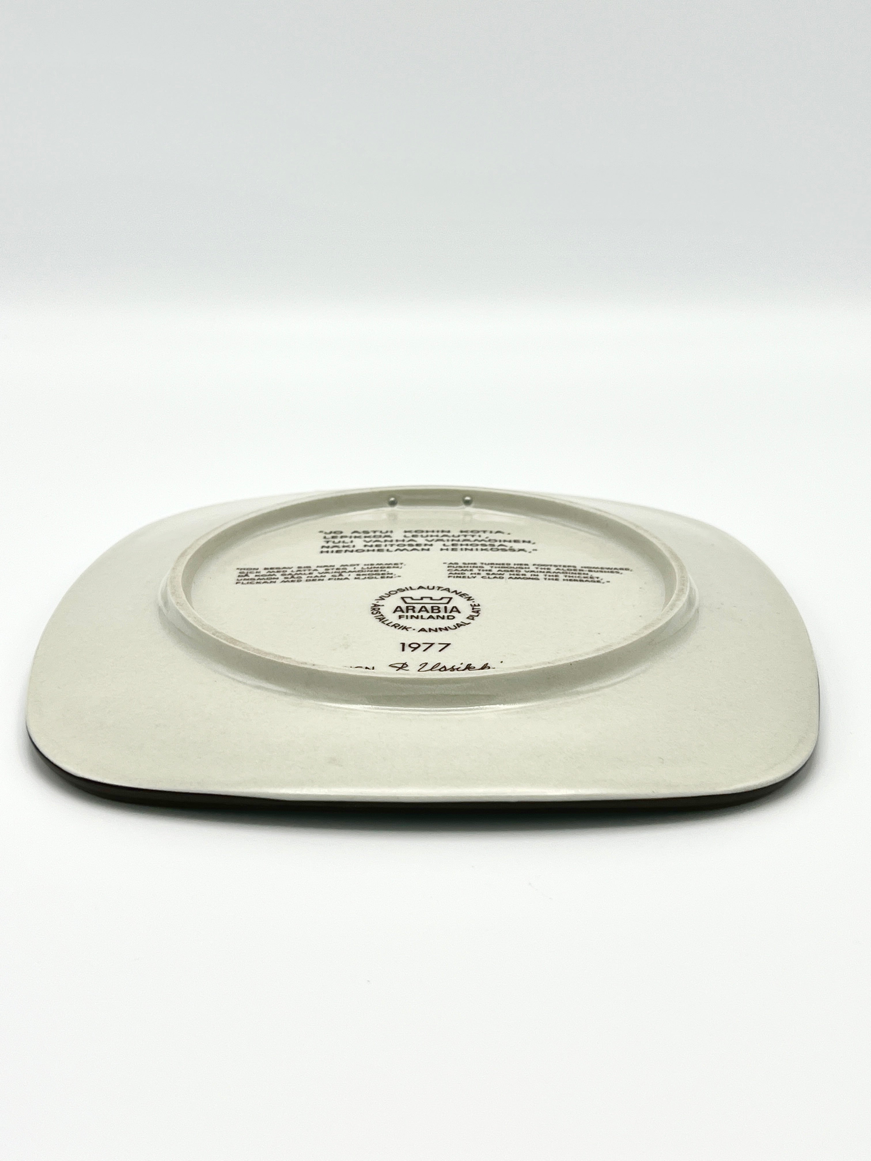 1977 Arabia's Annual Collectible Plate Artist Raija Uosikkinen