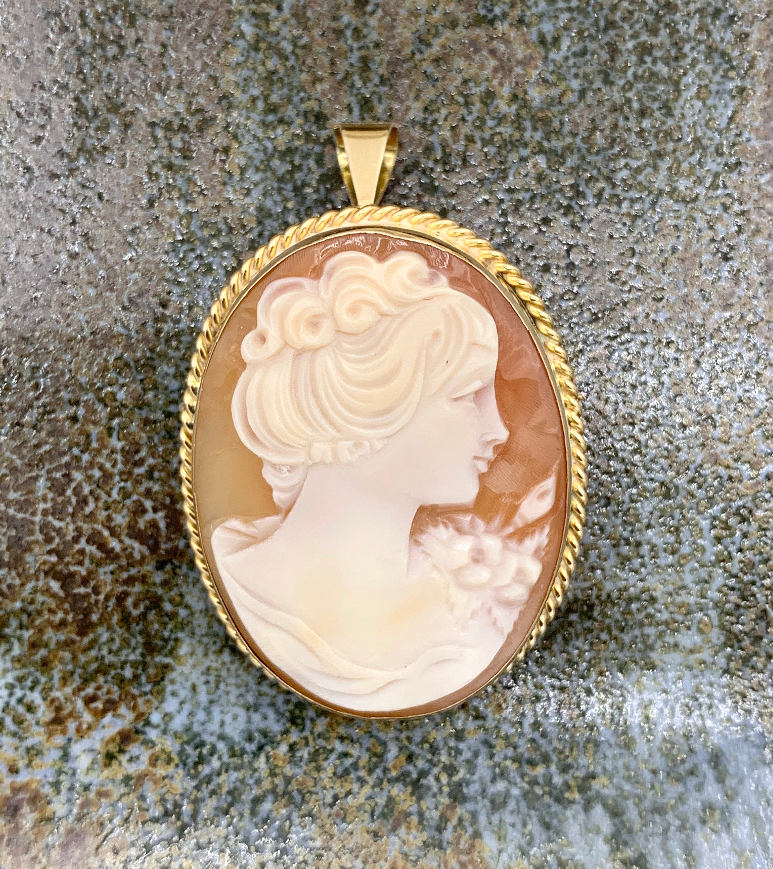 Giovanni APA Torre Del Greco Italy Hand Carved Shell Cameo Brooch
