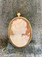 Giovanni APA Torre Del Greco Italy Hand Carved Shell Cameo Brooch