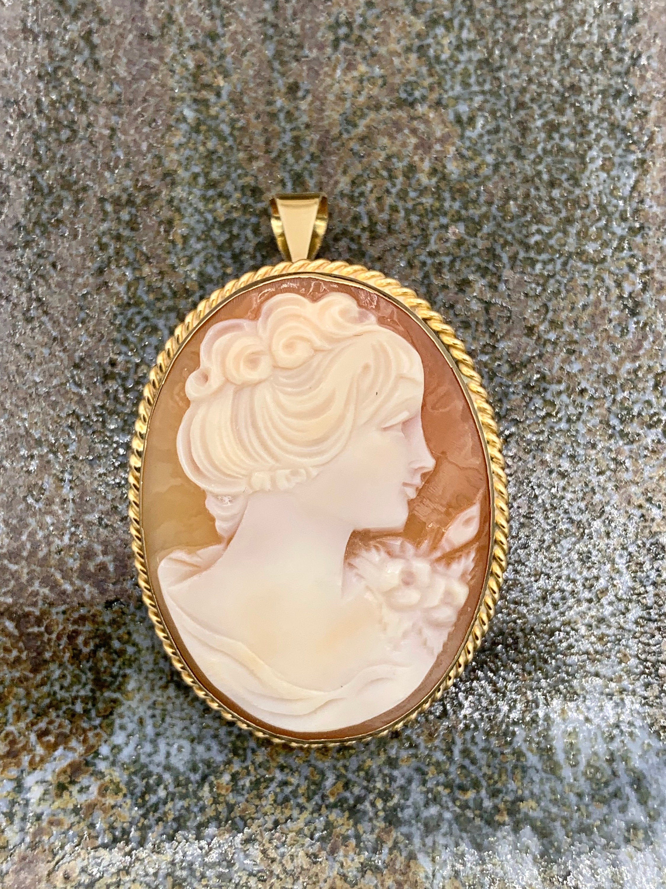 Giovanni APA Torre Del Greco Italy Hand Carved Shell Cameo Brooch